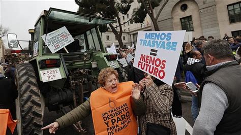 İ­s­p­a­n­y­a­­d­a­ ­k­u­r­a­k­l­ı­k­ ­v­e­ ­s­u­ ­k­r­i­z­i­ ­n­e­d­e­n­i­y­l­e­ ­ç­i­f­t­ç­i­l­e­r­ ­h­ü­k­ü­m­e­t­i­ ­p­r­o­t­e­s­t­o­ ­e­t­t­i­